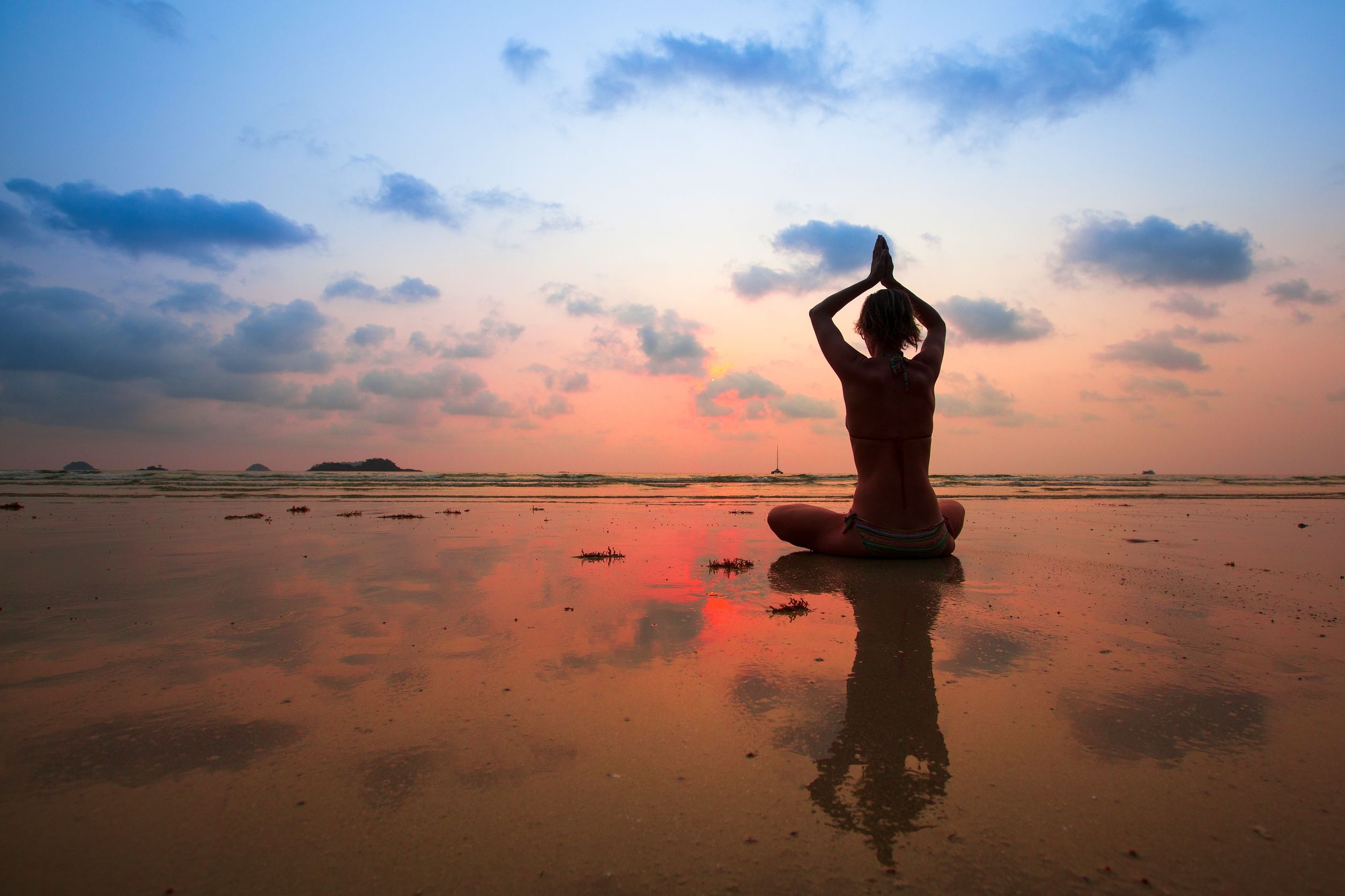 Медитирующий йог. Медитация на море. Йога на закате. Йога медитация. Медитация на закате.