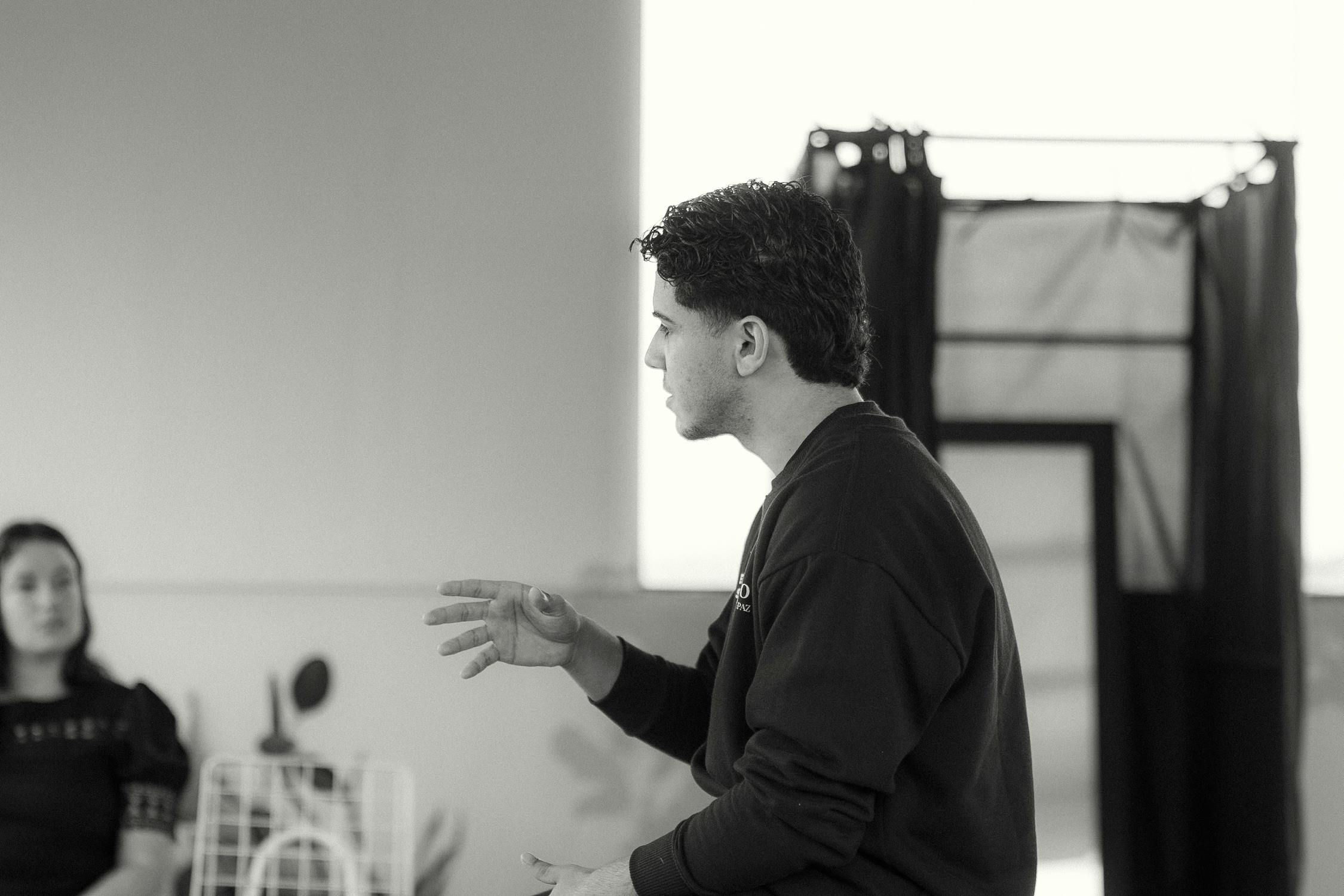 How to Use Natural and Strong Gestures in Public Speaking