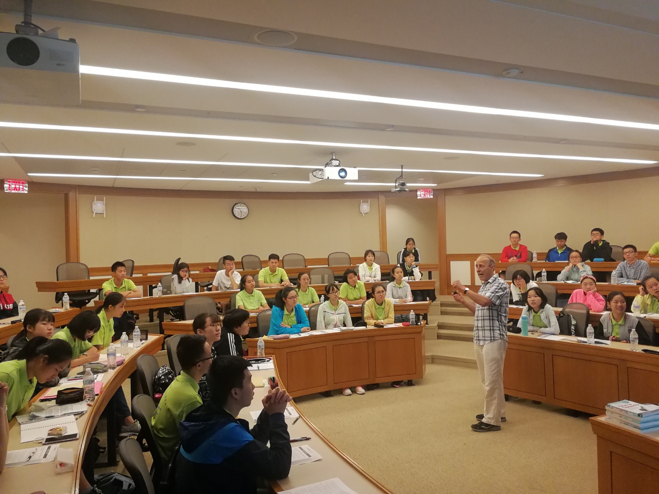 Dr. Gary Genard lecturing in the U.S.-China Cultural Exchange Program at Harvard Law School.